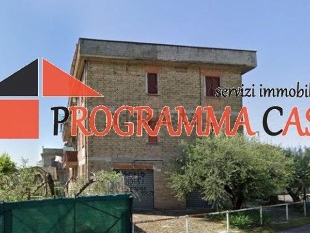 Locale in vendita di 112 m² in Via delle Case Rosse, 177