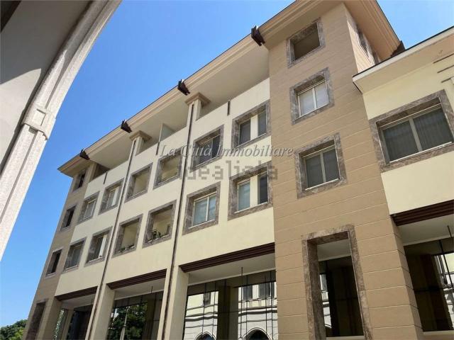 Locale in vendita di 112 m² in Via Ettore Perrone, 12