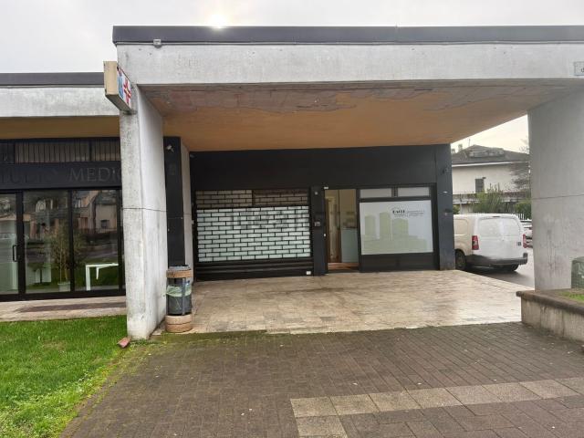Locale in vendita di 112 m² in Piazza delle Betulle