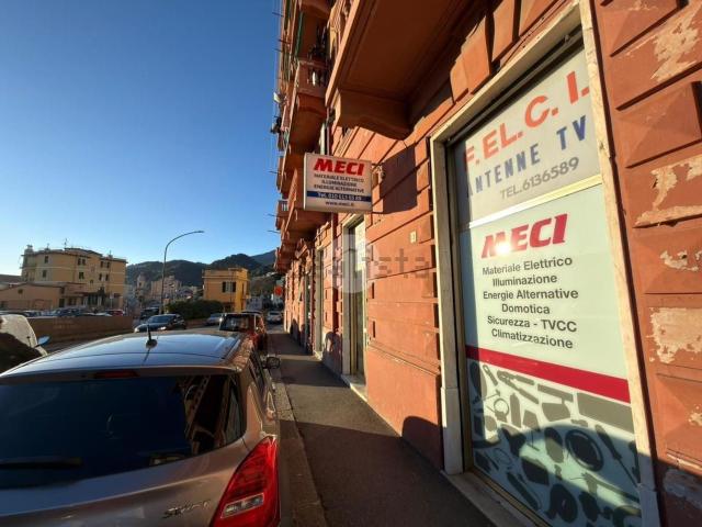 Locale in vendita di 113 m² in Via Gaspare Buffa