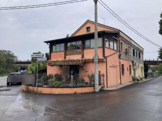 Locale in vendita di 113 m² in Via Papiria