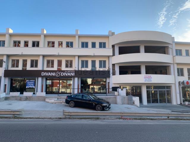 Locale in vendita di 1140 m² in Via della Valle, 102