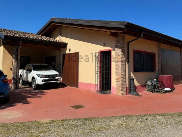 Locale in vendita di 115 m² in Via Ca&apos  del Plino