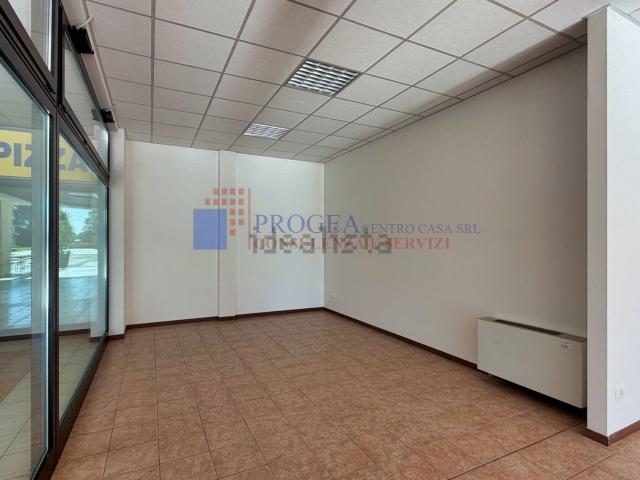 Locale in vendita di 115 m² in Via delle Betulle, 43