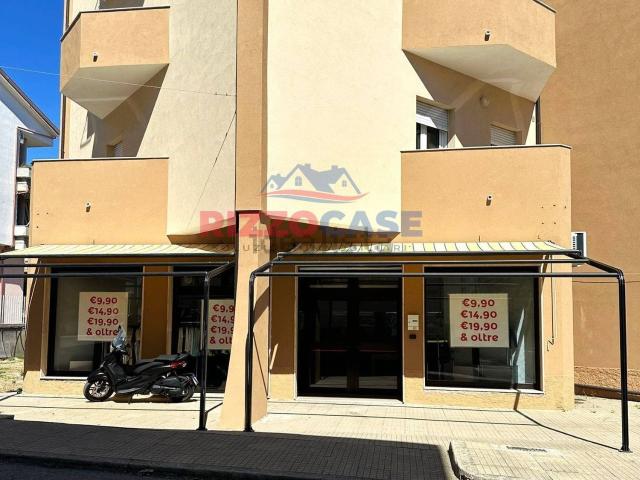 Locale in vendita di 115 m² in Via Mingiani, 35