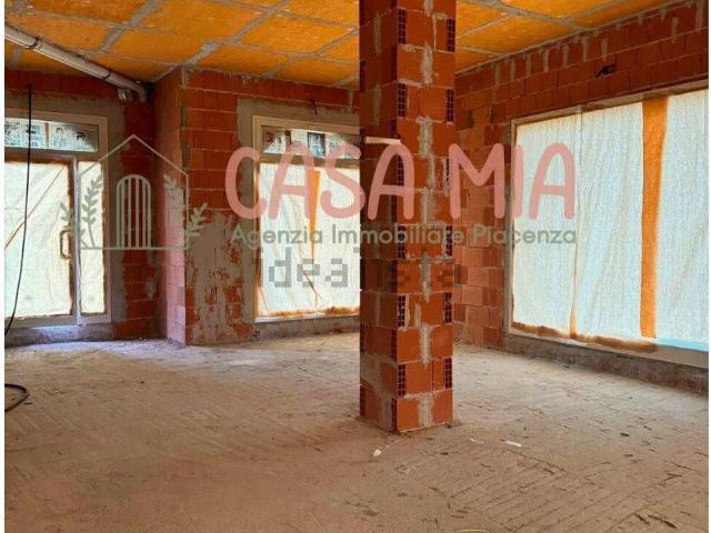 Locale in vendita di 115 m² in Via Paraboschi