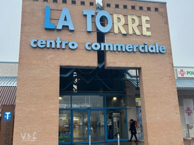 Locale in vendita di 115 m² in Via per Modena, 34