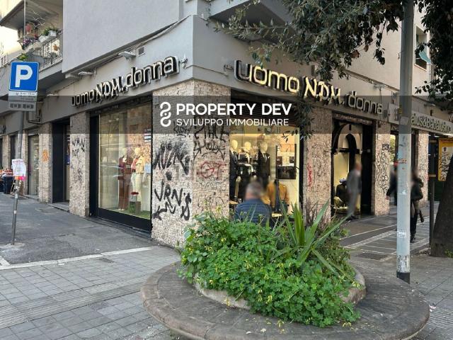 Locale in vendita di 115 m² in Via Tuscolana, 1406