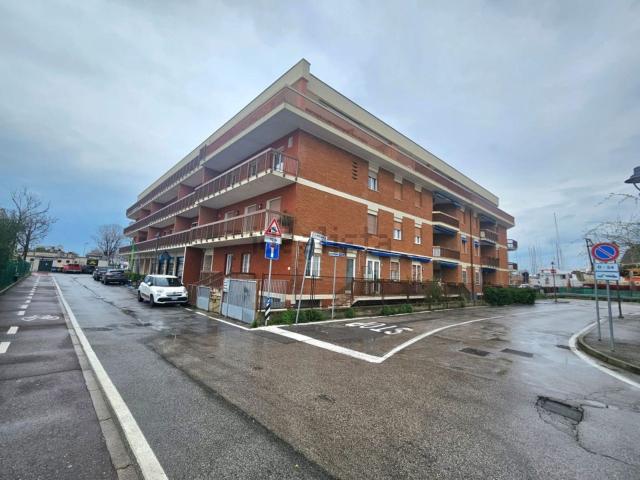 Locale in vendita di 115 m² in Viale Ortigara