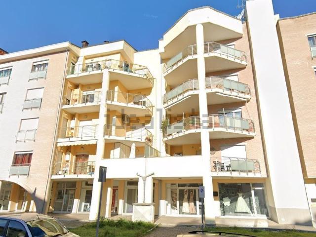 Locale in vendita di 115 m² in Strada Statale 17