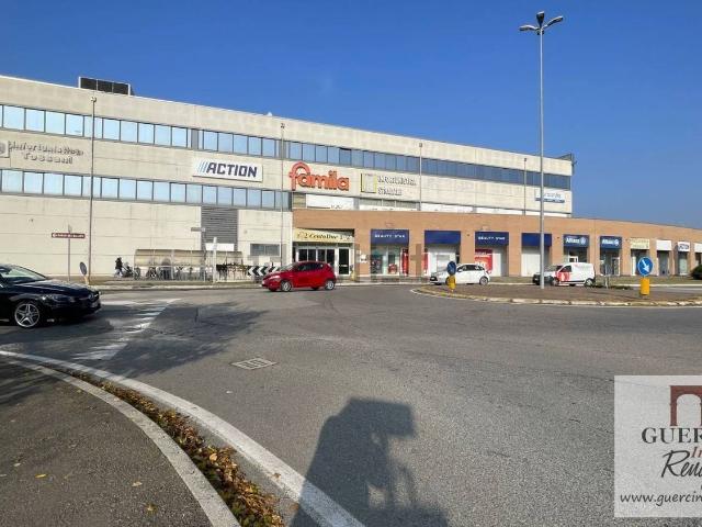 Locale in vendita di 116 m² in Via Commercio, 9