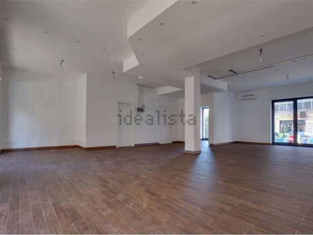 Locale in vendita di 116 m² in Via Bari, 13