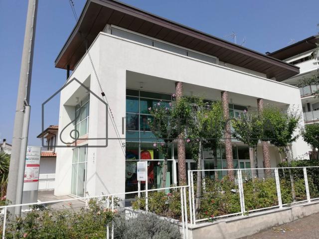 Locale in vendita di 116 m² in Via Emilia, 383