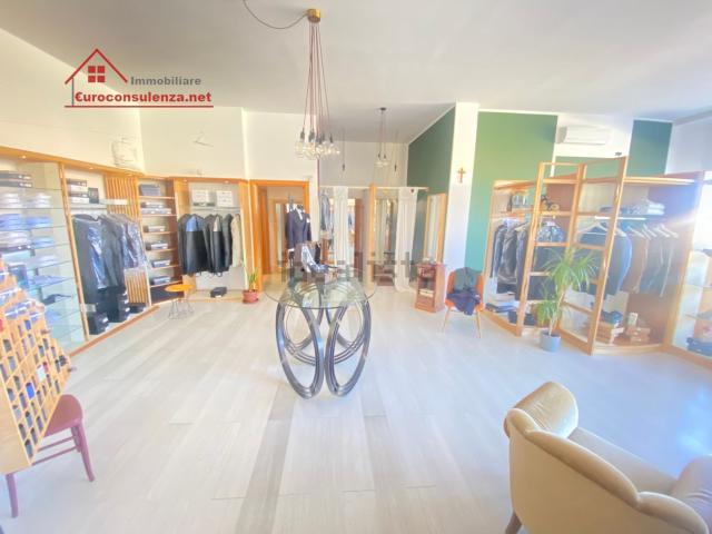 Locale in vendita di 116 m² in Via Tommaso Fiore, 55