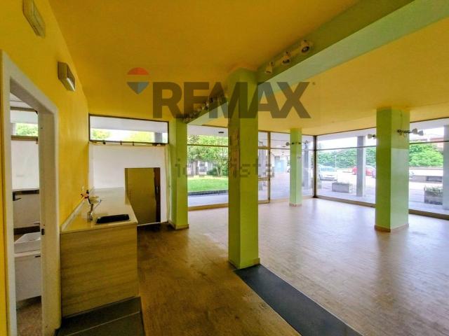 Locale in vendita di 117 m² in Via Guglielmo da Gattatico, 3