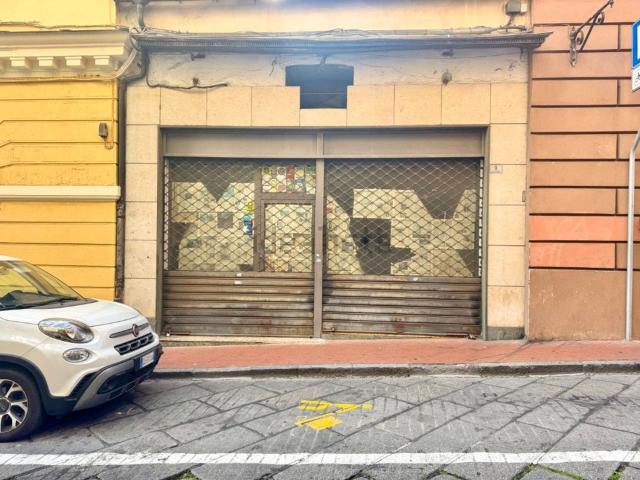 Locale in vendita di 117 m² in Via Felice Cascione, 7