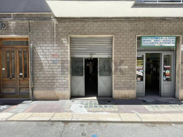 Locale in vendita di 117 m² in Via Valona, 95