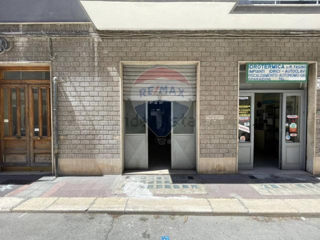 Locale in vendita di 117 m² in Via Valona, 95
