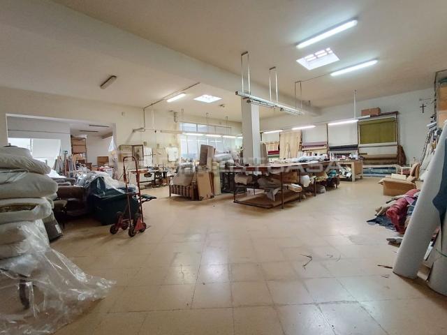 Locale in vendita di 1185 m² in Via Maglie