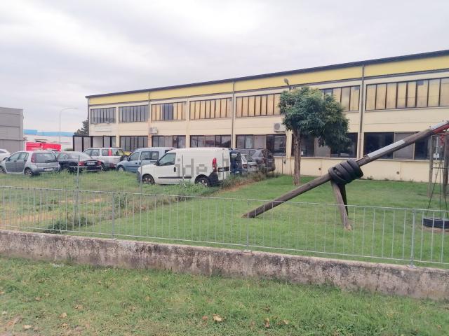 Locale in vendita di 1180 m² in Piazza Giacomo Puccini, 11