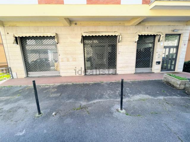 Locale in vendita di 118 m² in Via Fosse Ardeatine, 114