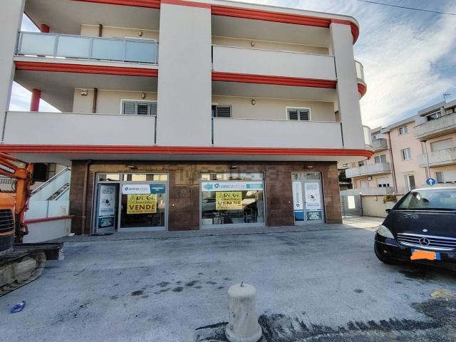 Locale in vendita di 118 m² in Via Vestina, 375
