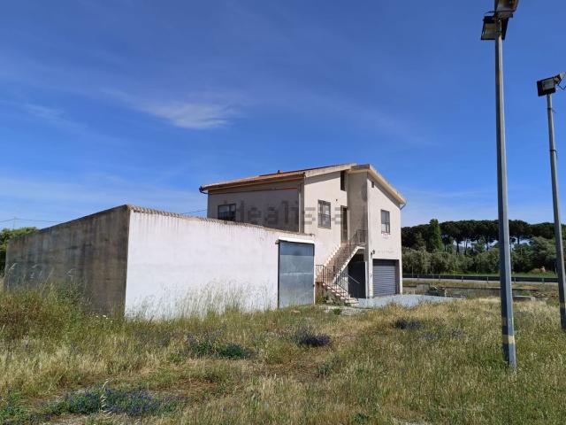 Locale in vendita di 1190 m² in Strada Statale 131 Carlo Felice