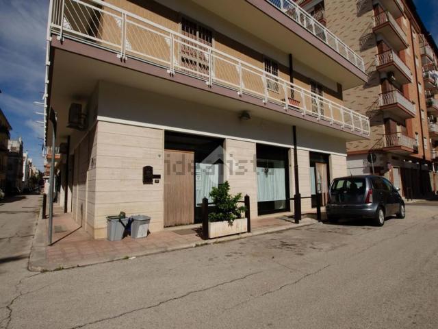 Locale in vendita di 119 m² in Via Fratelli Cervi, 40
