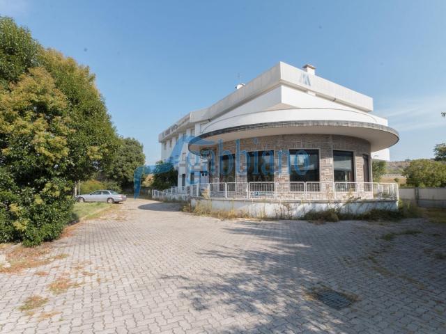 Locale in vendita di 1200 m² in Strada Regionale 305