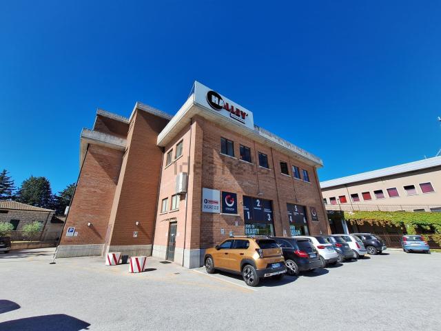 Locale in vendita di 1200 m² in Via Colle delle Api, 105