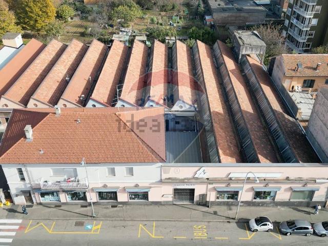 Locale in vendita di 1200 m² in Via Fratelli Rosselli