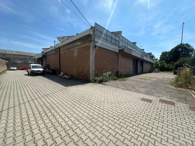 Locale in vendita di 1200 m² in Via P. Fabbri, 28