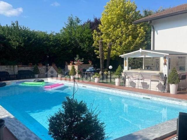 Locale in vendita di 1200 m² in Via Saffi