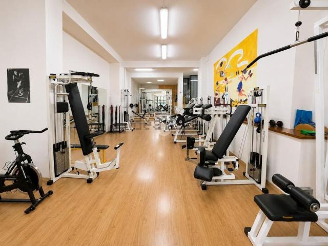 Locale in vendita di 1200 m² in Viale Giovanni Bovio, 52