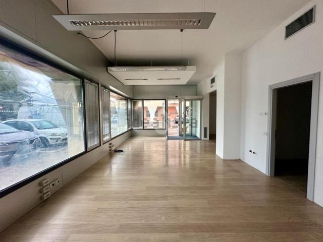 Locale in vendita di 120 m² in Via Giorgione, 16