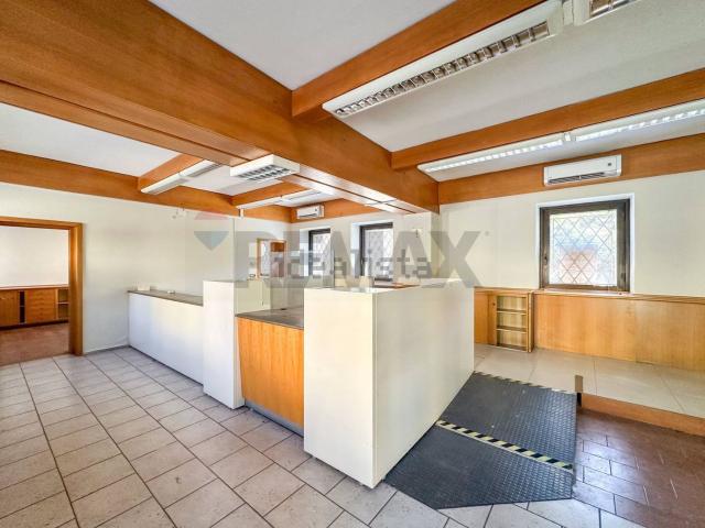 Locale in vendita di 120 m² in Via Cavour, 9