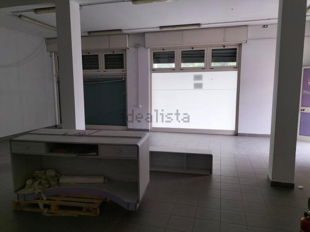 Locale in vendita di 120 m² in Via Giuseppe Peretti, 2