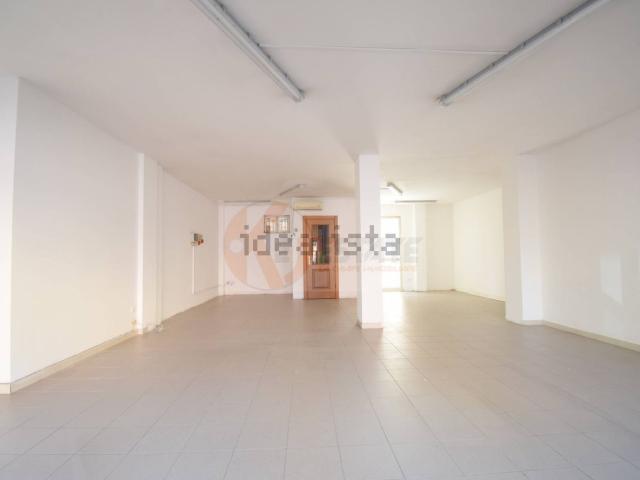 Locale in vendita di 120 m² in Via Giacomo Matteotti, 26