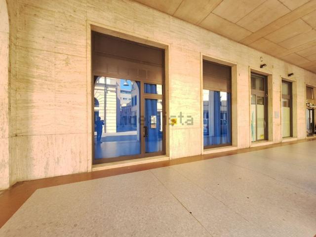 Locale in vendita di 120 m² in Via Domenico Angeli
