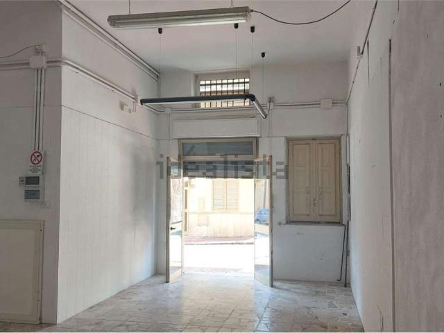 Locale in vendita di 120 m² in Via F. Crispi, 78