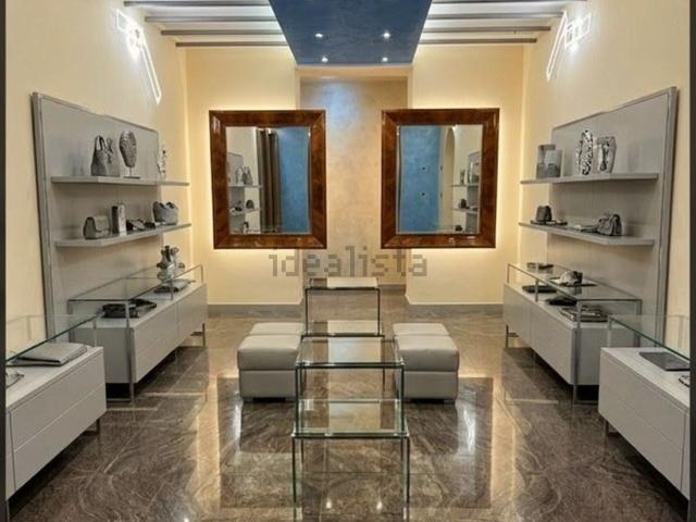 Locale in vendita di 120 m² in Via Ferrari