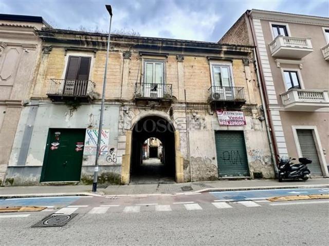 Locale in vendita di 120 m² in Via Fulvio Renella