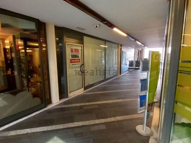 Locale in vendita di 120 m² in Via Ippolito Caffi, 7