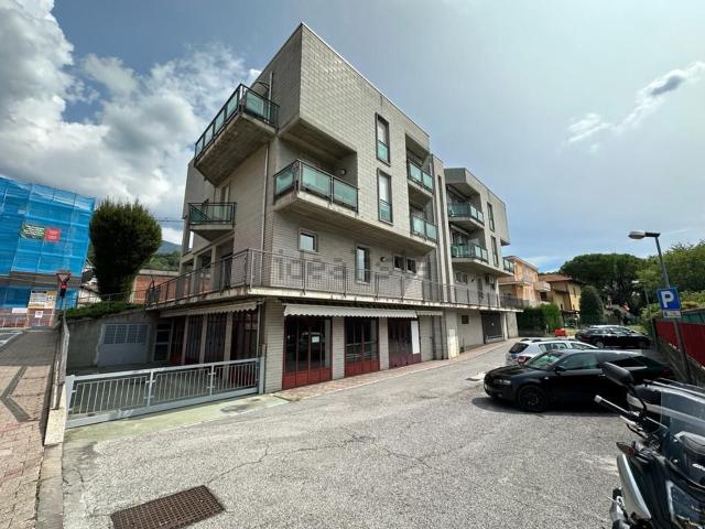 Locale in vendita di 120 m² in Via Lavello, 1