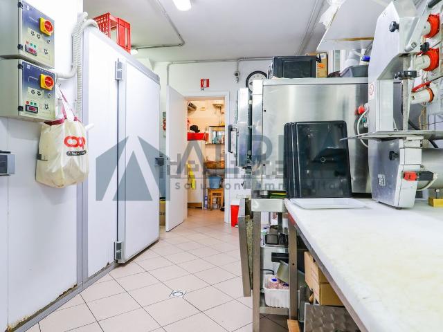 Locale in vendita di 120 m² in Via Lughese