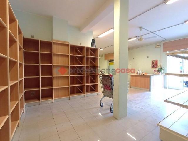 Locale in vendita di 120 m² in Via Meucci, 48