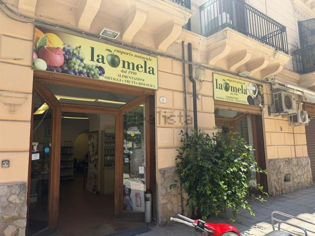 Locale in vendita di 120 m² in Via Nicolò Garzilli, 29