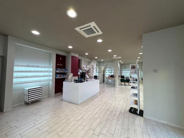 Locale in vendita di 120 m² in Via Pollenzo, 22