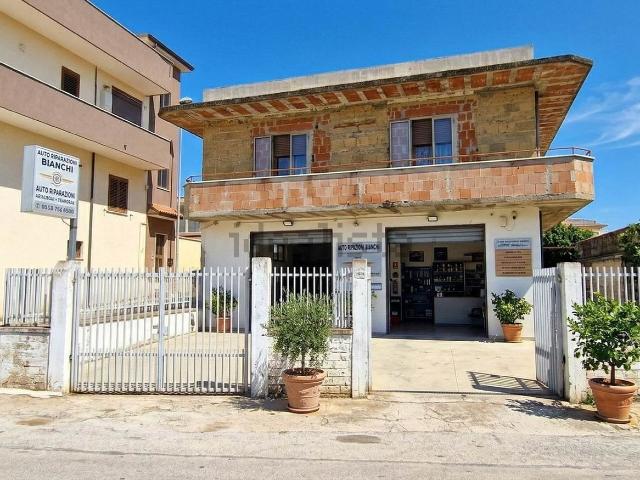 Locale in vendita di 120 m² in Via Padule