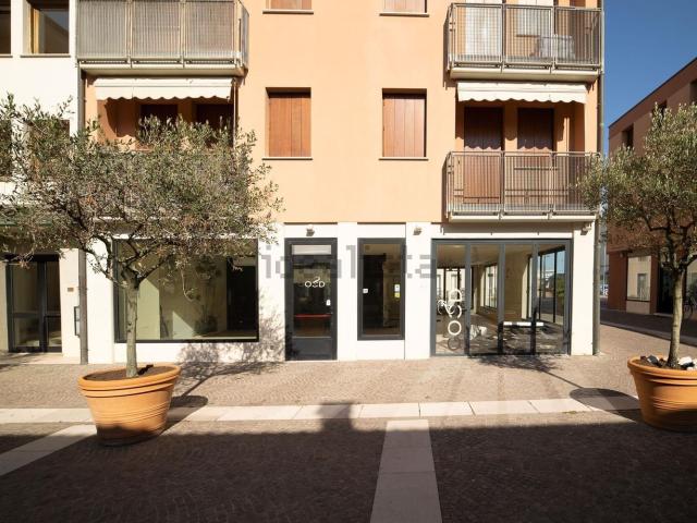 Locale in vendita di 120 m² in Via Roma, 22
